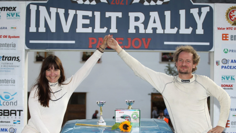 Market Vision Rally Team se štěstím s poháry za 1. místo ve třídě na MČR Rally Pačejov