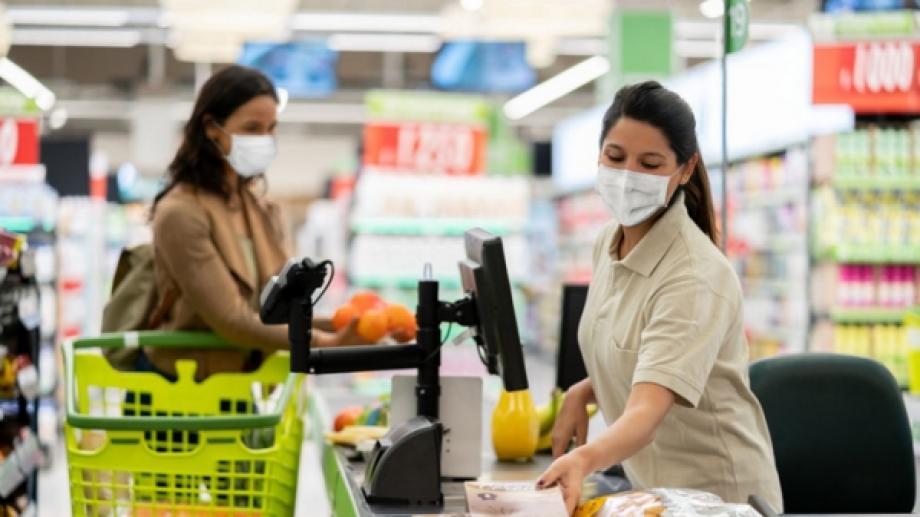 Odstupte si, prosím: České obchody nezvládají dodržovat anticovidová opatření