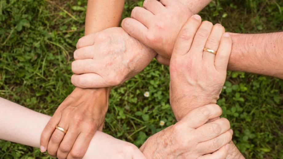 V nelehkých situacích pomůže rodina, ale i pojištění ošetřování člena rodiny