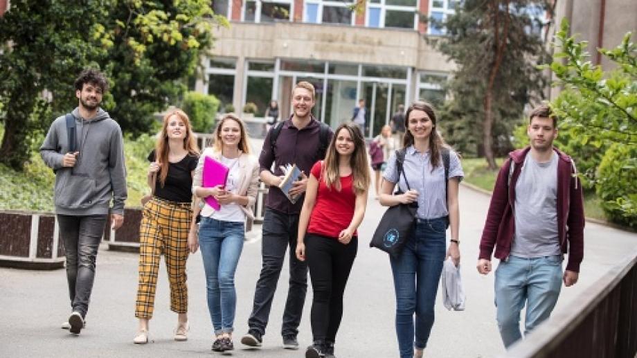 Jak bojují soukromé vysoké školy o studenty?