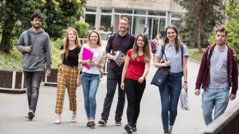 Jak bojují soukromé vysoké školy o studenty?